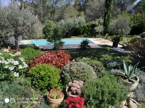 Adorable guest house avec grande cuisine d'été Saint-Siffret france