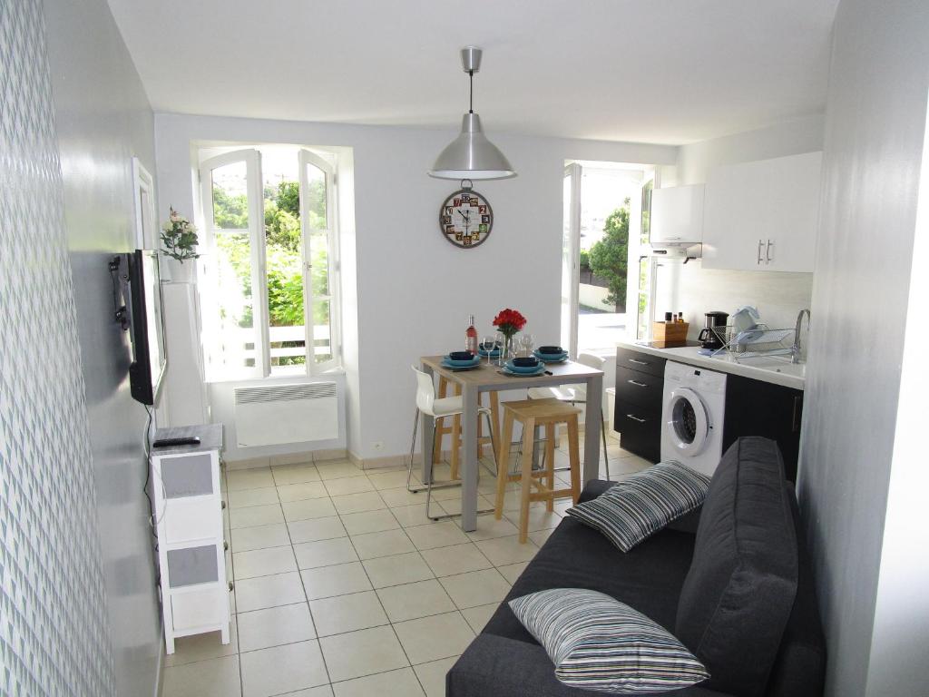 Appartement Agréable T2 à Bidart, centre bourg & plages à pied 378 avenue Atherbea Bi Ahizpak appart 13, 64210 Bidart