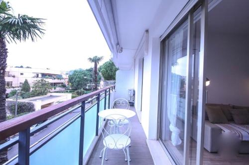 Air-conditioned apartment near the beaches with furnished balcony & parking Antibes france