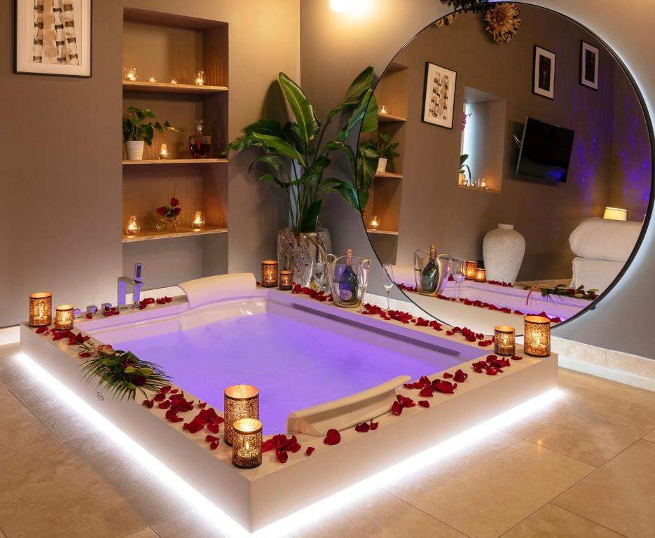 Love hôtel Aix chambre romantique, VRAI JACCUZZI 2 PERSONNES 605 Chemin de la Valentine, 13540 Aix-en-Provence