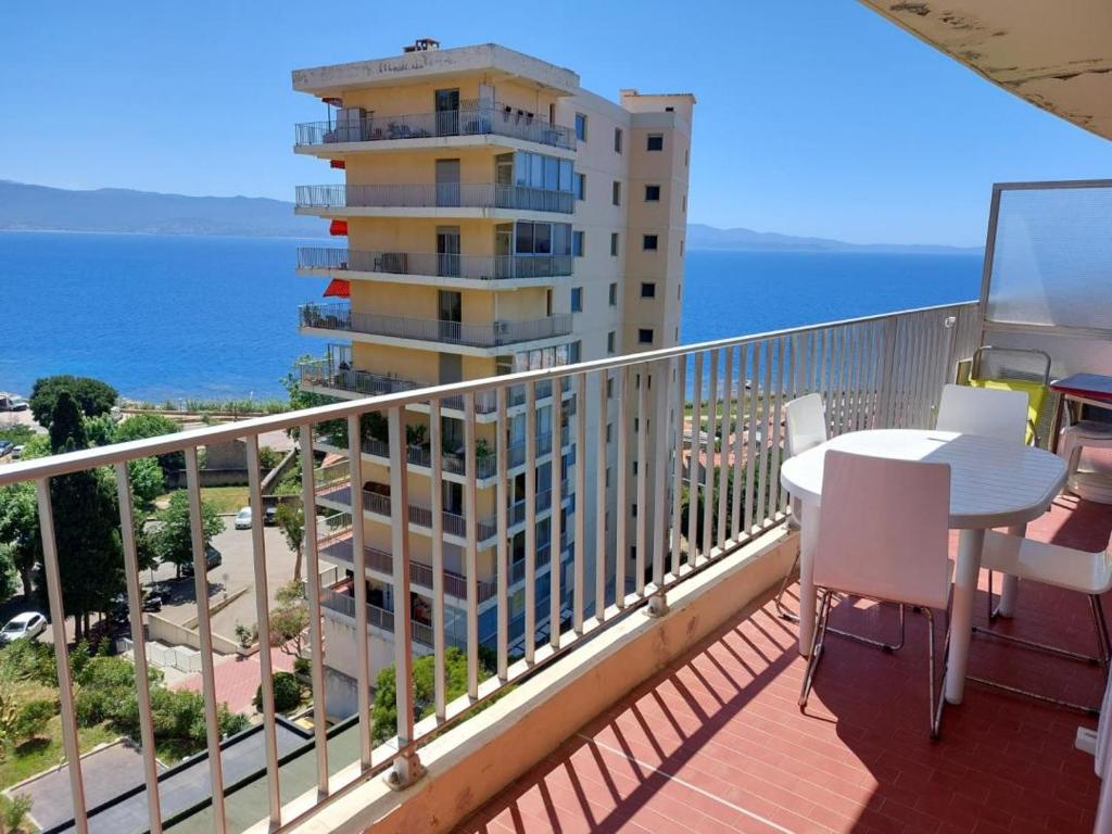 Appartement AJACCIO SANGUINAIRES APPT 3 P POUR 4 A 5 PERSONNES TTES COMMODITÉS TT CONFORT ! A 300M DES PLAGES ET A 5 MN DU CENTRE VILLE Avenue des Crêtes, 20000 Ajaccio