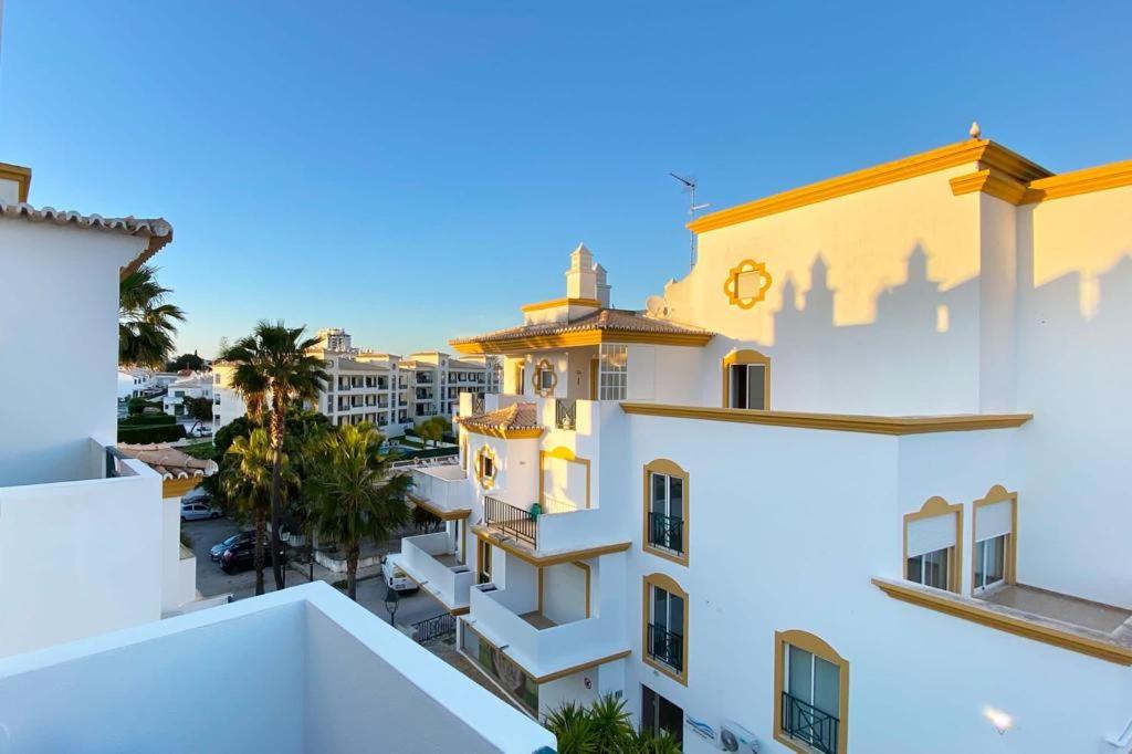 Appartement Albufeira Central Apartment, 10 mins walk to beach Av francisco sá carneiro EDF. Lancemar Poente 3H, 8200-340 Albufeira