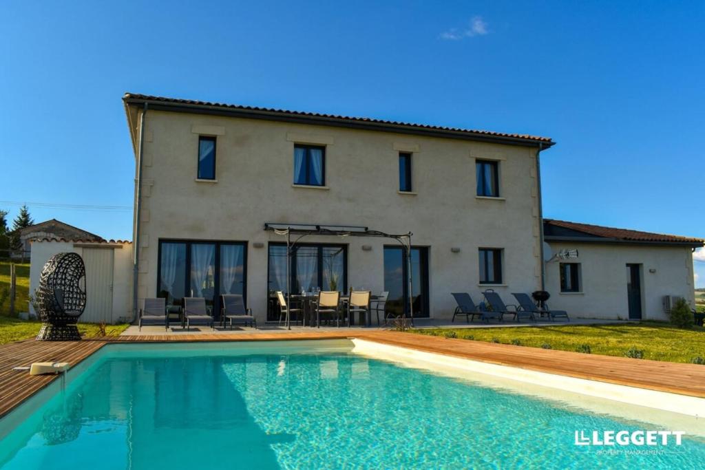 Maison de vacances Alexyo - 10 persons Villa with pool close to Aubeterre Longeveau, 16390 Pillac