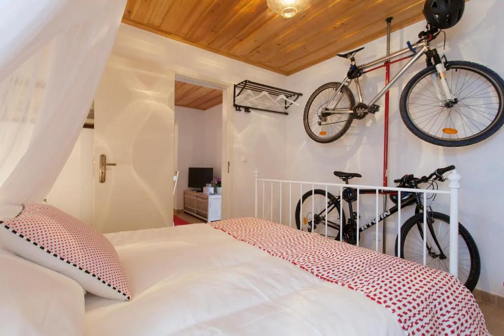 Appartement Alfama Charming Apt with 2 Free Bikes By TimeCooler Rua das Escolas Gerais, 56 R/C, 1100-220 Lisbonne