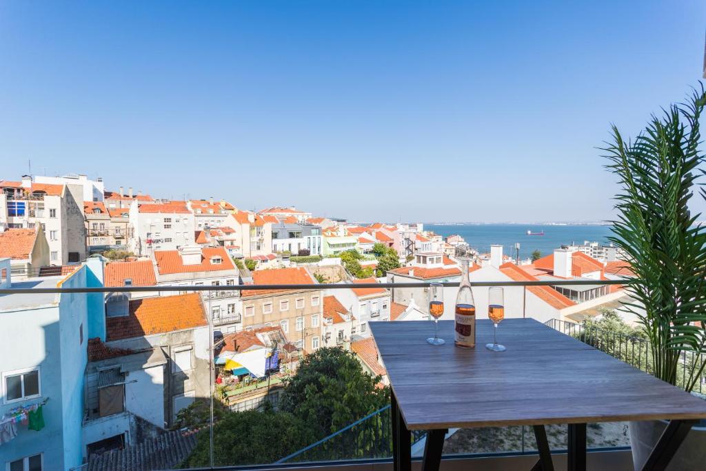 Appartement Alfama Lounge Three-Bedroom Apartment w/ River View and Parking - by LU Holidays 17 Rua da Bela Vista à Graça, 1170-378 Lisbonne