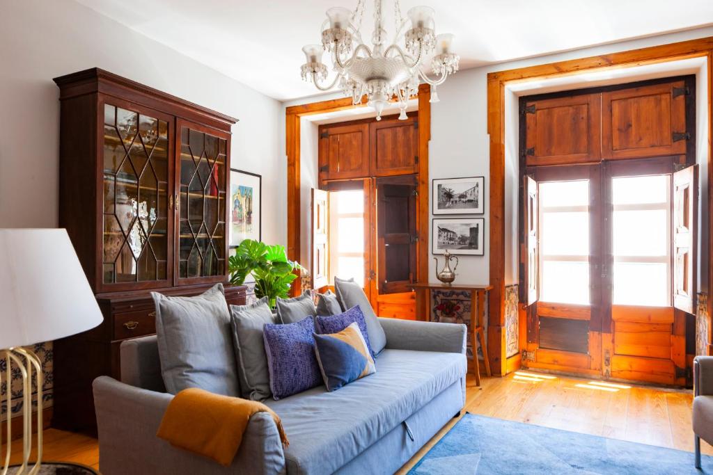 Appartement Alfama Terrace Apartment With Authentic XVIII Tiles And Historic Notes 3 Bedrooms & 2 Bathrooms AC Travessa de Santa Luzia, 1100-387 Lisbonne