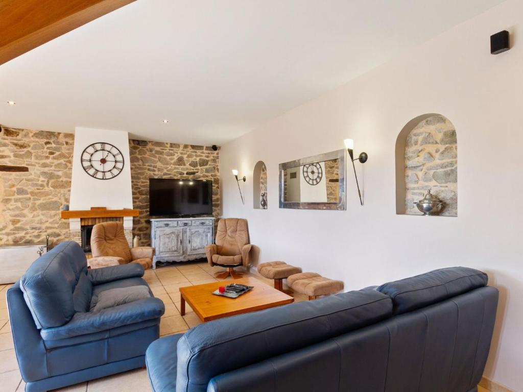 Maison de vacances Alluring holiday home in Renaison with roofed terrace , 42370 Renaison