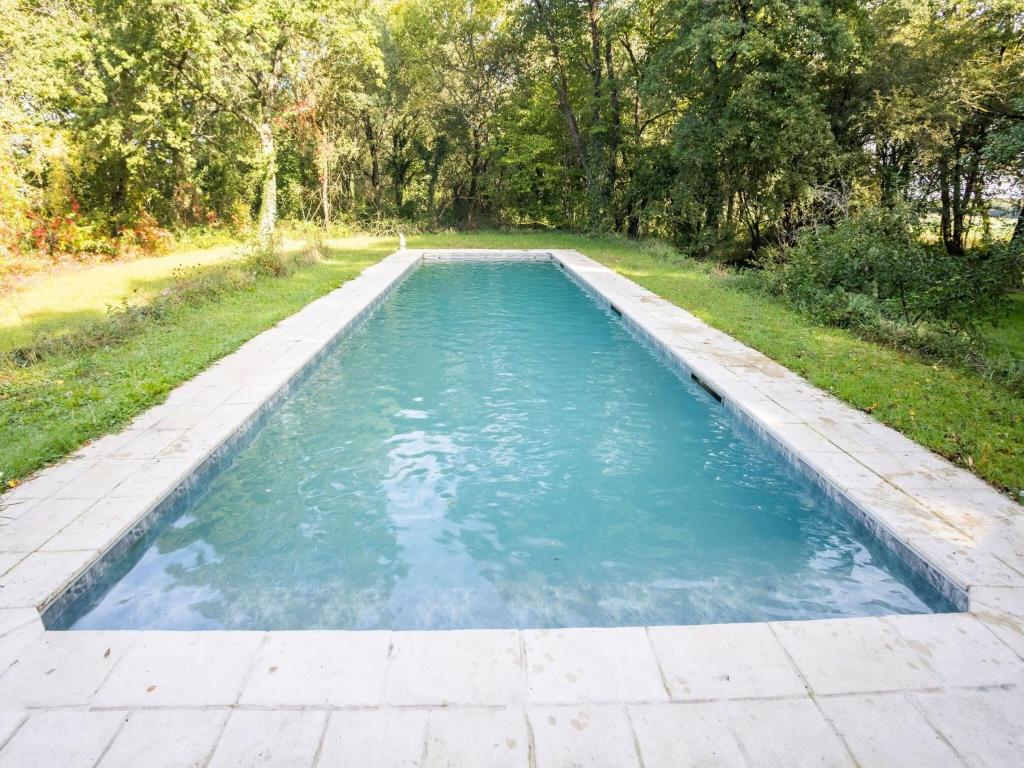 Maison de vacances Alluring mansion in Liglet with private heated pool , 86290 Liglet