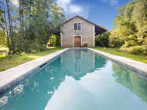 Maison de vacances Alluring mansion in Liglet with private heated pool  Liglet