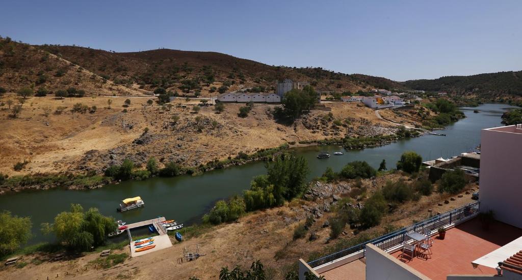 Maison d'hôtes Alojamentos Oasis Rua Dr. Afonso Costa, 104, 7750-352 Mértola