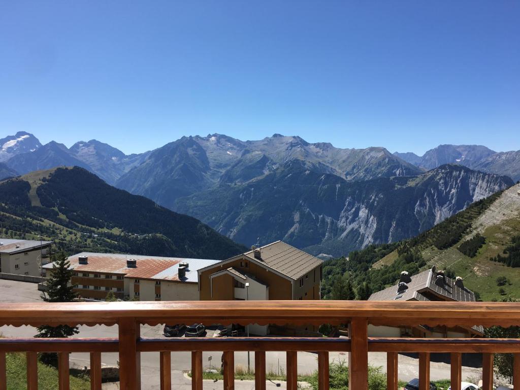 Appartement ALPE D'HUEZ 4-5 personnes vue imprenable sur les montagnes, skis aux pieds LE PARADIS C Route d'Huez, 38750 Huez