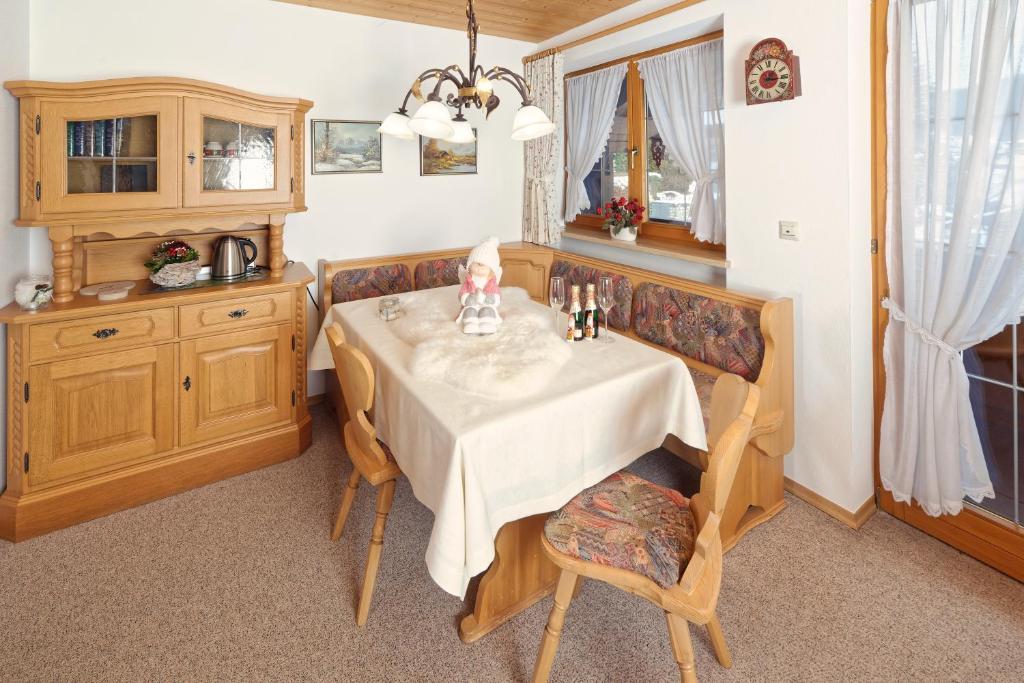 Appartements Alpen-Chalet-Sol-Alpium Alte Grenzstraße 4, 83242 Reit im Winkl