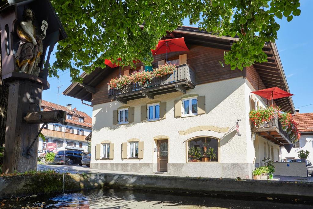 B&B / Chambre d'hôtes Alpen Gästehaus Haupstrasse 18, 82433 Bad Kohlgrub