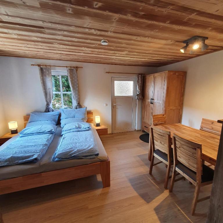 Appartements Alte Backstube - Ferienwohnung Hüttenstube und Ferienzimmer Auszeit 5 Kirchstraße, 73268 Erkenbrechtsweiler