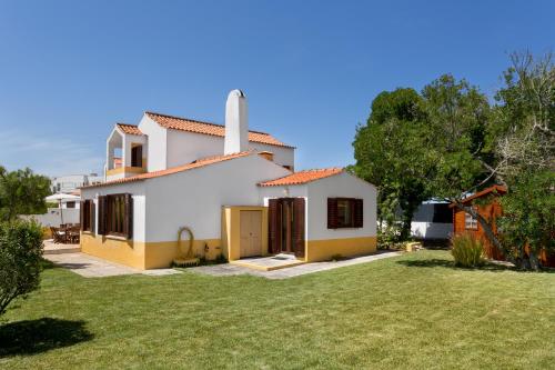 Maison de vacances ALTIDO 3-BR Cottage with Terrace and Garden in Colares Rua dos Afoitos 9 Sintra