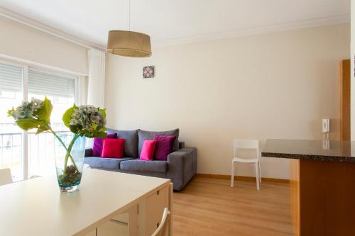 ALTIDO Bright 2BR Apt with River Views &balcony in Alfama, moments from Santa Apolonia train station Lisbonne portugal