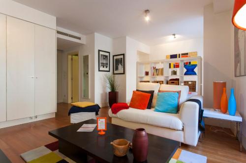 Appartement ALTIDO Color-block studio with workspace &free parking at the heart of Santa Catarina 150 Rua Poço dos Negros 9A Lisbonne