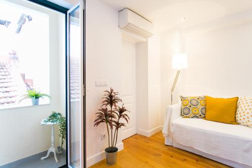 ALTIDO Cosy 1-bed flat with balcony in Alfama, moments from the Port Lisbonne portugal