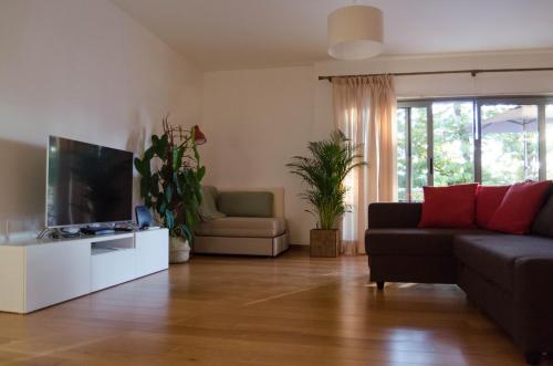 ALTIDO Graca Luminous 2-BR Apartment with Terrace Lisbonne portugal