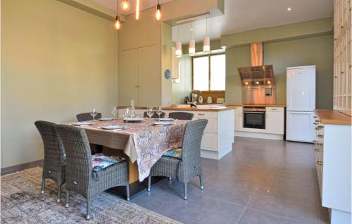 Maison de vacances Amazing home in Avranches with Sauna, WiFi and 3 Bedrooms  Avranches