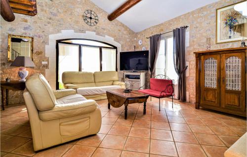 Maison de vacances Amazing home in Boulbon with 4 Bedrooms, WiFi and Outdoor swimming pool  Boulbon