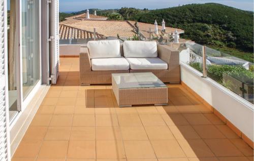 Maison de vacances Amazing home in Budens with 4 Bedrooms, Private swimming pool and Outdoor swimming pool  Budens