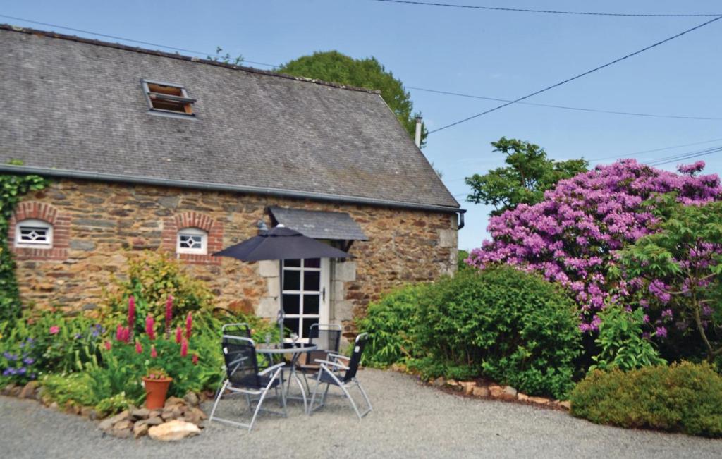 Maison de vacances Amazing home in Callac de Bretagne with Jacuzzi, WiFi and Outdoor swimming pool , 22160 Callac