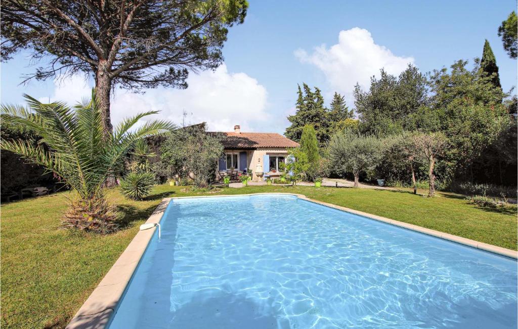 Maison de vacances Amazing home in Cheval-Blanc with Outdoor swimming pool, WiFi and Private swimming pool , 84460 Cheval-Blanc