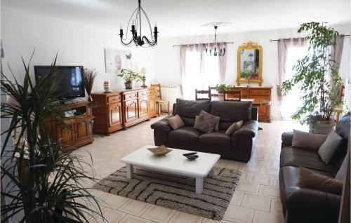 Amazing home in Creissan with 3 Bedrooms, WiFi and Outdoor swimming pool Creissan france