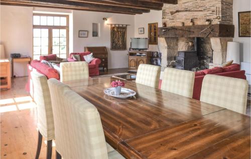 Maison de vacances Amazing home in Eglise Neuve DIssac with 5 Bedrooms, WiFi and Outdoor swimming pool  La Visayre