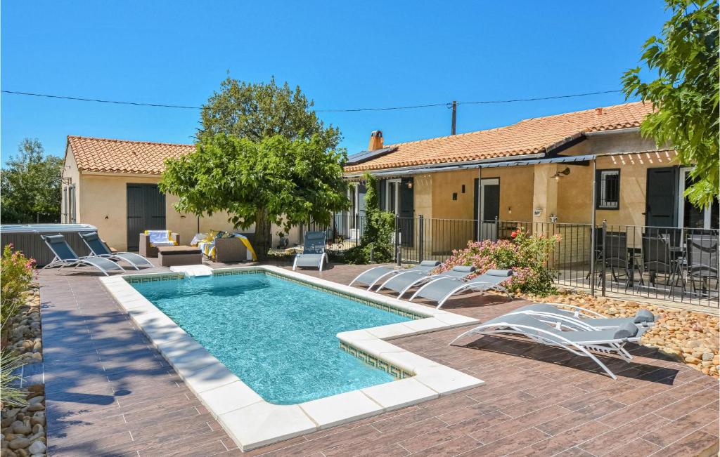 Maison de vacances Amazing home in Eyragues with 4 Bedrooms, WiFi and Outdoor swimming pool , 13630 Eyragues