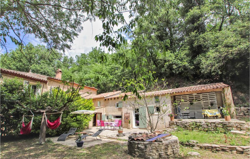 Maison de vacances Amazing home in GOULT with 4 Bedrooms, WiFi and Outdoor swimming pool , 84220 Goult