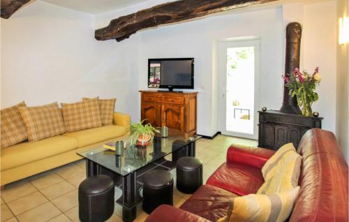 Maison de vacances Amazing home in GOULT with 4 Bedrooms, WiFi and Outdoor swimming pool  Goult