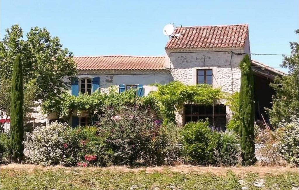 Maison de vacances Amazing home in Graveson with Outdoor swimming pool, WiFi and 4 Bedrooms , 13690 Graveson