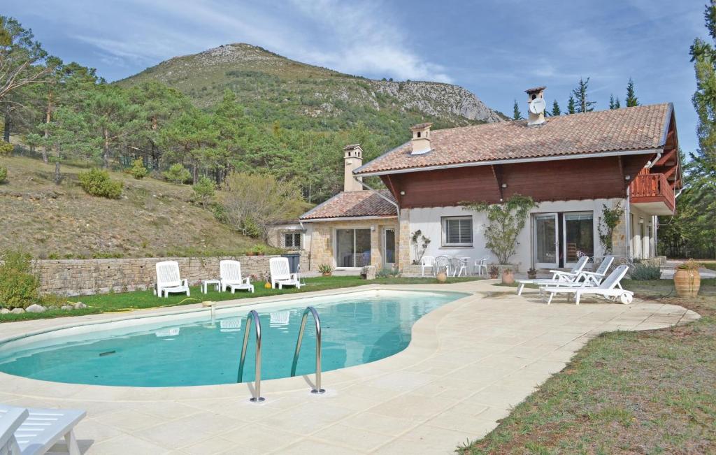 Maison de vacances Amazing home in La Bastide with 5 Bedrooms and Outdoor swimming pool , 83840 La Bastide