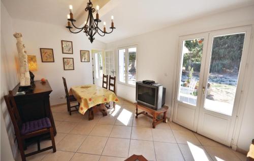 Maison de vacances Amazing home in La Garde with 2 Bedrooms, Internet and Outdoor swimming pool  La Garde