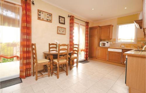 Maison de vacances Amazing home in Lauris with 2 Bedrooms, WiFi and Outdoor swimming pool  Lauris