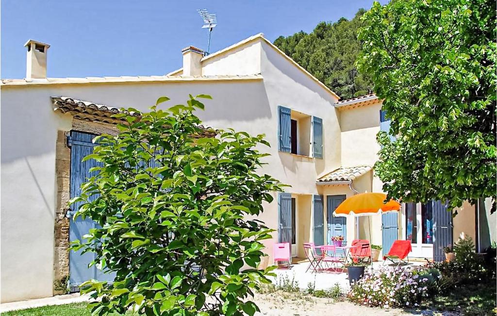 Maison de vacances Amazing home in Merindol with 5 Bedrooms, Private swimming pool and Outdoor swimming pool , 84360 Mérindol