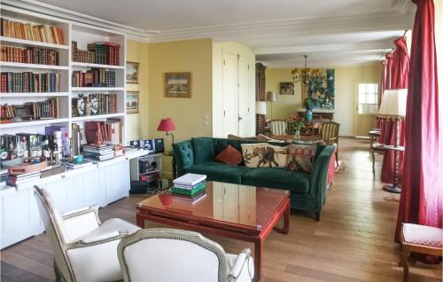 Maison de vacances Amazing home in Ravires with Outdoor swimming pool, 5 Bedrooms and Private swimming pool  Ravières
