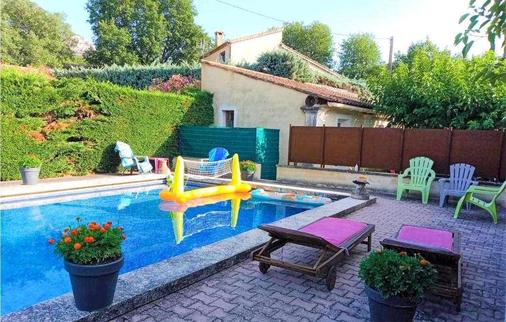 Maison de vacances Amazing home in Robion with Outdoor swimming pool, WiFi and 1 Bedrooms , 84440 Robion