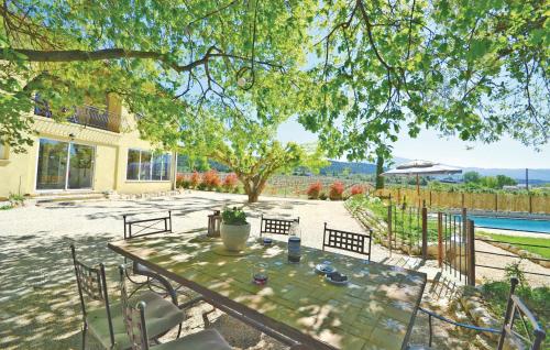 Maison de vacances Amazing home in St Marcellin L Vaison with 7 Bedrooms, Internet and Outdoor swimming pool  Vaison-la-Romaine