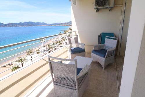 Amazing sea view 2 bedroom beach front 303 Cannes france