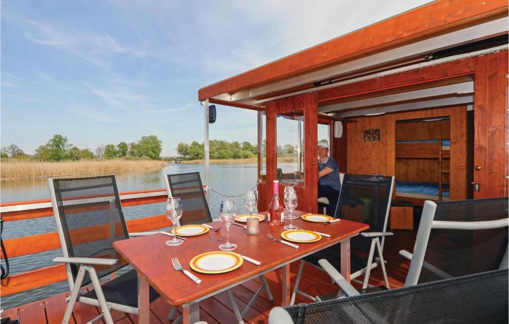 Bateau-hôtel Amazing ship-boat in Demmin with 2 Bedrooms and WiFi , 17109 Demmin