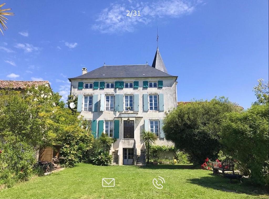 Maison de vacances Ancien presbytère rénové en belle maison familiale 6 rue de l'église Saint Laurent de Belzagot, 16190 Saint-Laurent-de-Belzagot