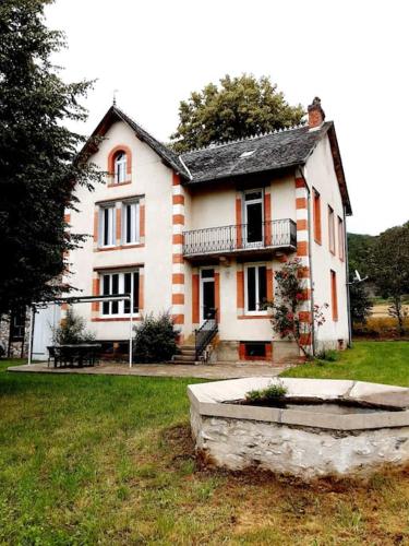 Ancienne maison de tisserand au coeur du Cantal Pérol france