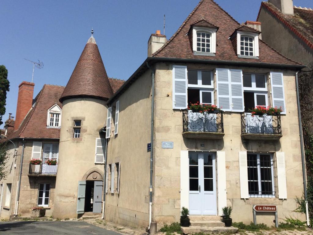 B&B / Chambre d'hôtes Ancienne Perception 24 Place Gambetta, 23600 Boussac