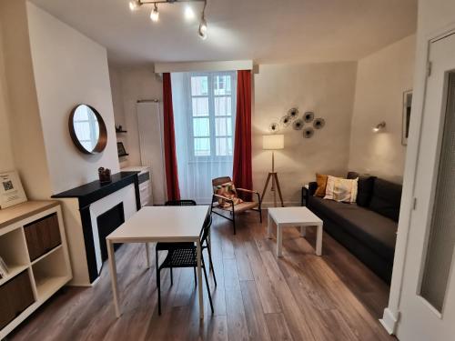 Appartement Anémone - studio tout confort en centre ville 2ème étage 8 Rue Peyssière Millau