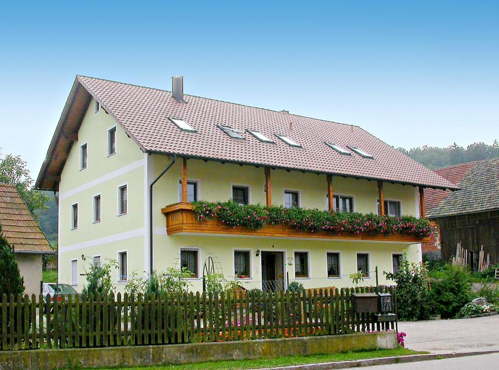 Appartements Angeln am Regen - Angelhof Posl Tiefenbach 4, 93149 Nittenau