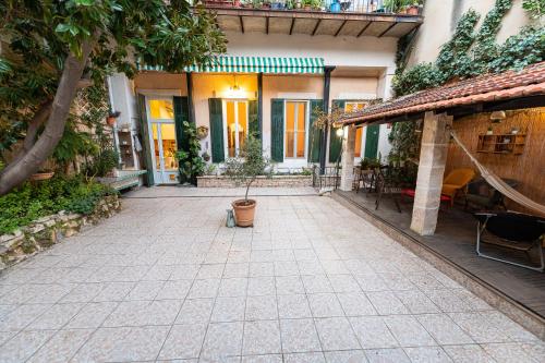 Anna-Maria : Grand appartement 10 personnes+parking privé -Actif+ Location- Marseille france