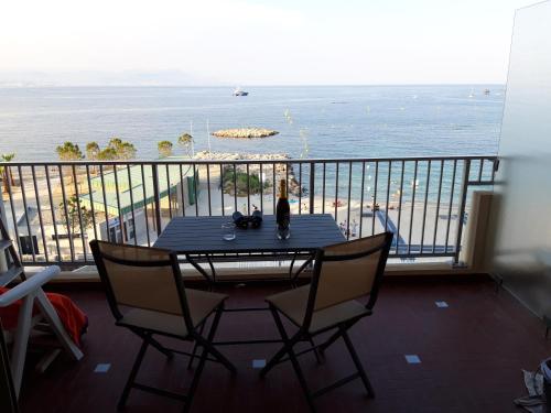 Appartement Antibes: A nest perched on the sea! 24 Boulevard James Wyllie Antibes